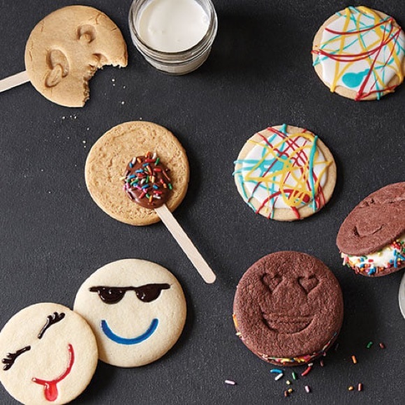 Pampered Chef Emoji Cookie cutters - Picture 4 of 4